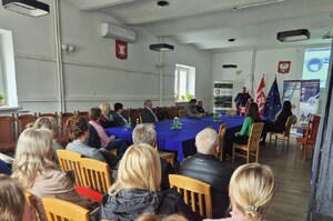 uczestnicy debaty i organizatorzy w sali