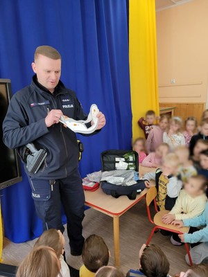 policjant prezentuje najmłodszym sprzęt medyczny