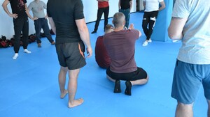 instruktor i ratownicy podczas szkolenia