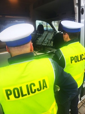 policjanci ruchu drogowego oglądają na monitorze obraz z kamery drona, fot. arch. KMP NS
