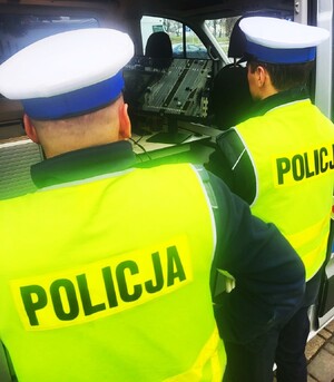 policjanci ruchu drogowego oglądają na monitorze obraz z kamery drona, fot. arch. KMP NS — kopia