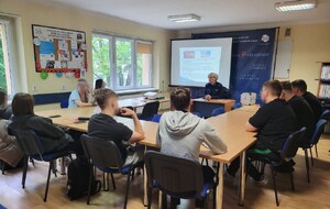 policjantka rozmawia z młodzieżą o bezpieczeństwie za granicą