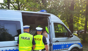 policjanci odtwarzają nagranie zarejestrowane kamerą drona
