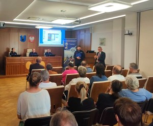 burmistrz przekazuje swoje stanowisko uczestnikom debaty