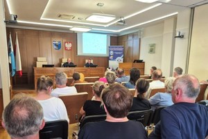 kierownictwo komisariatu oraz uczestnicy debaty