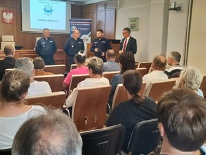 policjanci, burmistrz i uczestnicy debaty