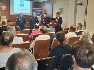 policjanci, burmistrz i uczestnicy debaty