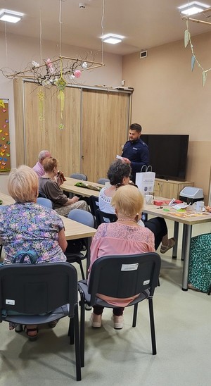 policjant podczas prelekcji z seniorami