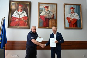 komendant i rektor ściskają sobie dłonie