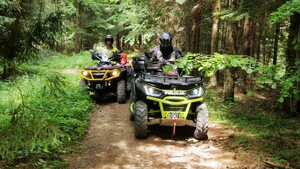 policjant i goprowiec na quadach w terenie leśnym