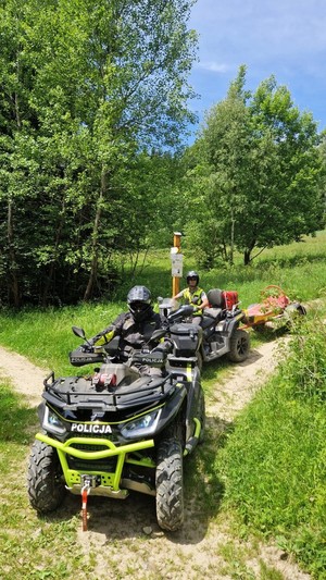 quad policyjny, za nim quad GOPR