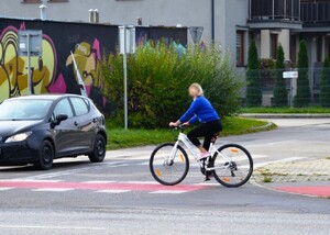rowerzystka przejeżdżająca przez przejazd dla rowerów - zdj. ilustracyjne KMP NS