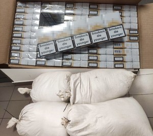 zdjęcie papierosów w kartonowym pudle i worków z krajanką
