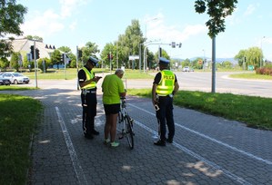 funkcjonariusze kontrolują rowerzystę