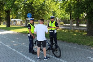 policjanci kontrolują rowerzystę