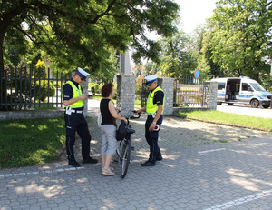 policjanci rozmawiają z rowerzystką