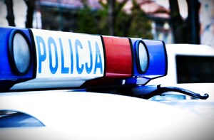 lampa błyskowa z napisem POLICJA na dachu radiowozu