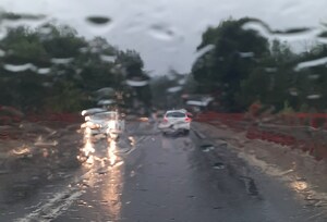 deszczowa aura, samochody poruszają się po mokrej jezdni