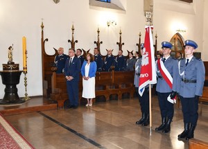 2. poczet sztandarowy, policjanci i goście