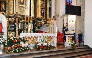 4. funkcjonariuszka czyta przy mównicy