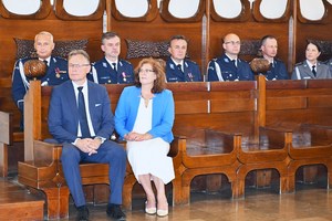 8. kierownictwo komendy, zaproszeni goście siedzą w ławkach
