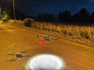 noc, dron ląduje na ulicy