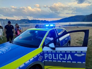 nastolatka siedzi za kierownicą radiowozu