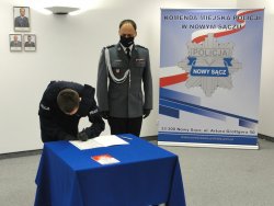 nowy policjant podpisuje rotę ślubowania