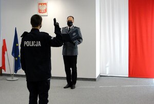 nowy policjant powtarza słowa roty ślubowania