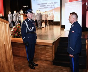 2. dowódca uroczystości składa meldunek Komendantowi Wojewódzkiemu Policji