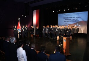 3. zebrani śpiewają hymn państwowy