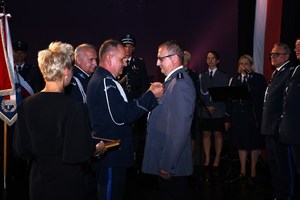5. insp. A. Bednarek dekoruje funkcjonariusza odznaką Zasłużony policjant