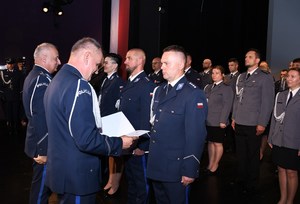 6. insp. A. Bednarek wręcza policjantowi akt mianowania na wyższy stopień służbowy