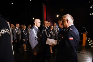 7. policjant otrzymuje akt mianowania z rąk Komendanta Wojewódzkiego Policji w Krakowie