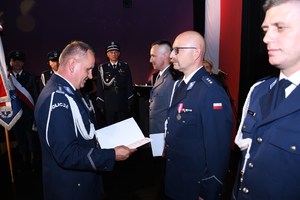 8. insp. A. Bednarek wręcza akt mianowania funkcjonariuszowi