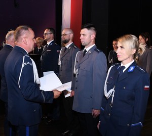 9. funkcjonariusz otrzymuje akt mianowania z rąk insp. A. Bednarka