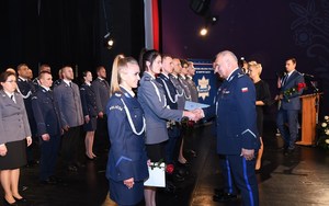 10. insp. A. Bukański gratuluje policjantce awansu