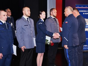 13. insp. A. Bukański gratuluje policjantce awansu ściskając jej dłoń