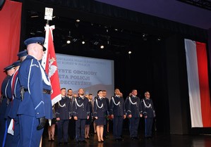 14. poczet sztandarowy i awansowani policjanci