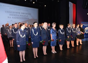 15. wyróżnione policjantki i pracownice komendy stoją w rzędzie
