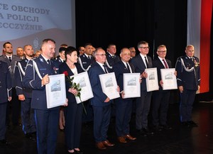17. wspólne zdjęcie osób, które otrzymały podziękowania za współpracę na rzecz bezpieczeństwa mieszkańców Sądecczyzny