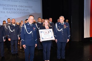 18. przekazanie czeku dla Fundacji Pomocy Wdowom i Sierotom Po Poległych Policjantach