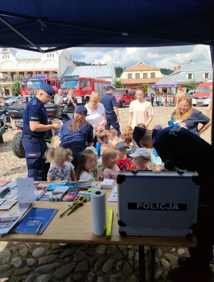 24. dzieci oglądają stoisko profilaktyczne sądeckiej Policji