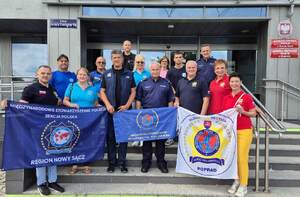 3. Wspólne zdjęcie uczestników spotkania przed budynkiem Komendy Miejskiej Policji w Nowym Sączu