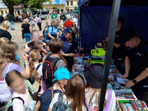 dzieci przy stoisku profilaktycznym KMP