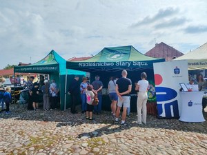 mieszkańcy oglądają stoiska profilaktyczne KaOSG, Nadleśnictwa Stary Sącz , PKO BP i MORD
