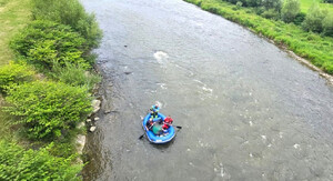 policjant, ratownicy GOPR oraz odnaleziona seniorka płyną pontonem