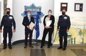 wspólne zdjęcie pracowników banku oraz komendantów