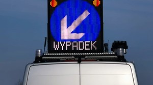 tablica ledowa z napisem wypadek na dachu radiowozu.jpg