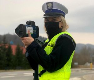 policjantka ruchu drogowego z laserowym miernikiem prędkości